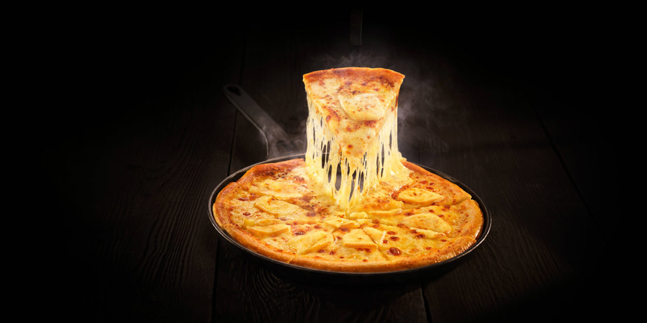 Domino’s bringt weihnachtliche Gemütlichkeit auf den Tisch mit der neuen Raclette-Pizza